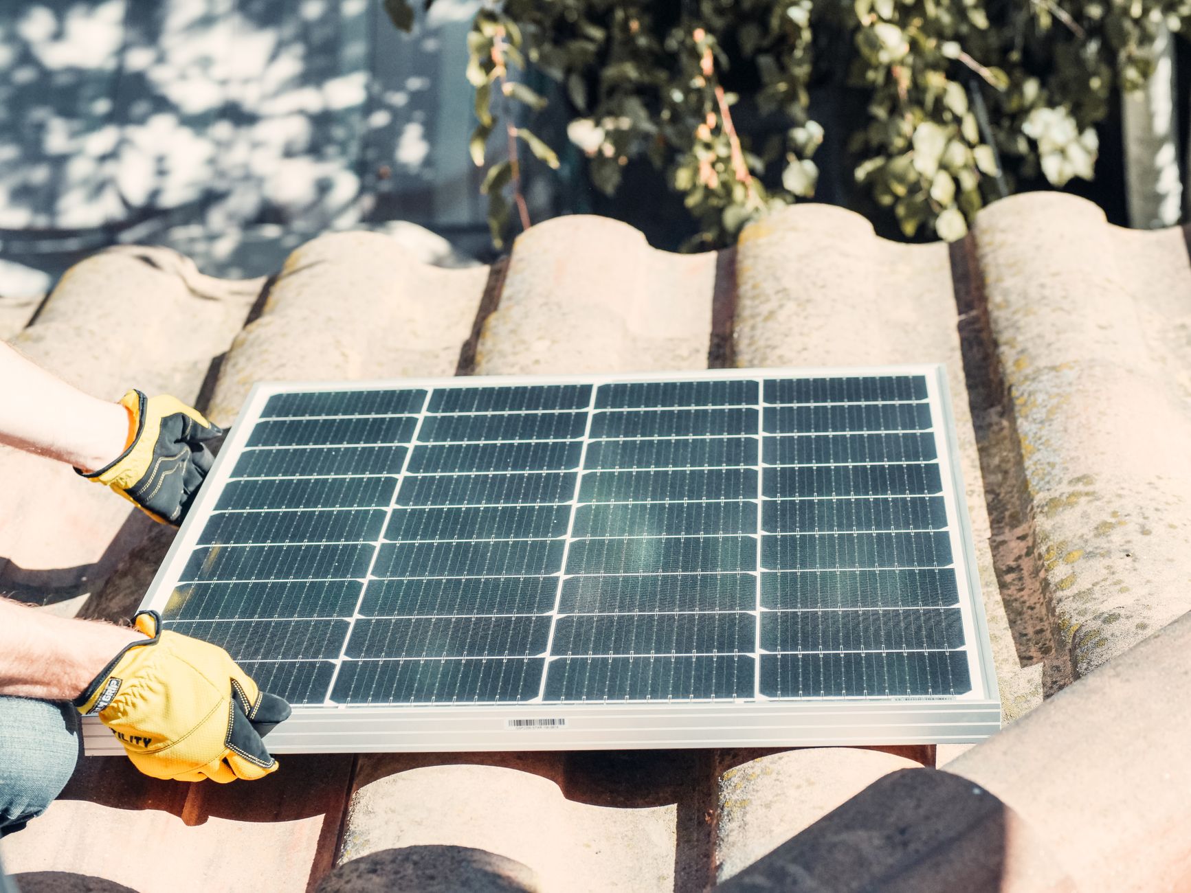 Installateur panneaux solaires équipe à Clichy